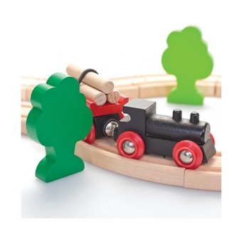 Деревянная железная дорога с грузовым поездом